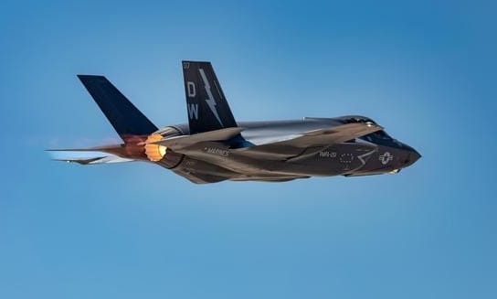 F-35戰機尾部引擎噴出高溫。 圖 : 翻攝自h5.ifeng F-35戰機尾部引擎噴出高溫。 圖 : 翻攝自h5.ifeng