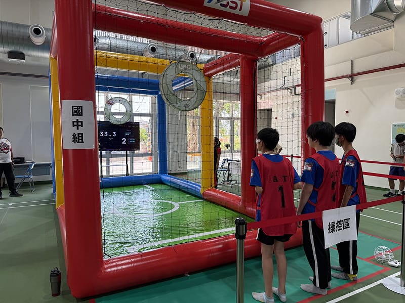 台南市教育局舉辦「115年度無人機足球選拔賽」，吸引全市國中小60支隊伍、180位學生參賽。學生須在限定時間內操控無人機足球穿越球門環、折返回場並完成隊友接力，不只比速度，也考驗穩定度、判斷力與團隊默契。&nbsp;&nbsp;&nbsp;圖：台南市政府提供