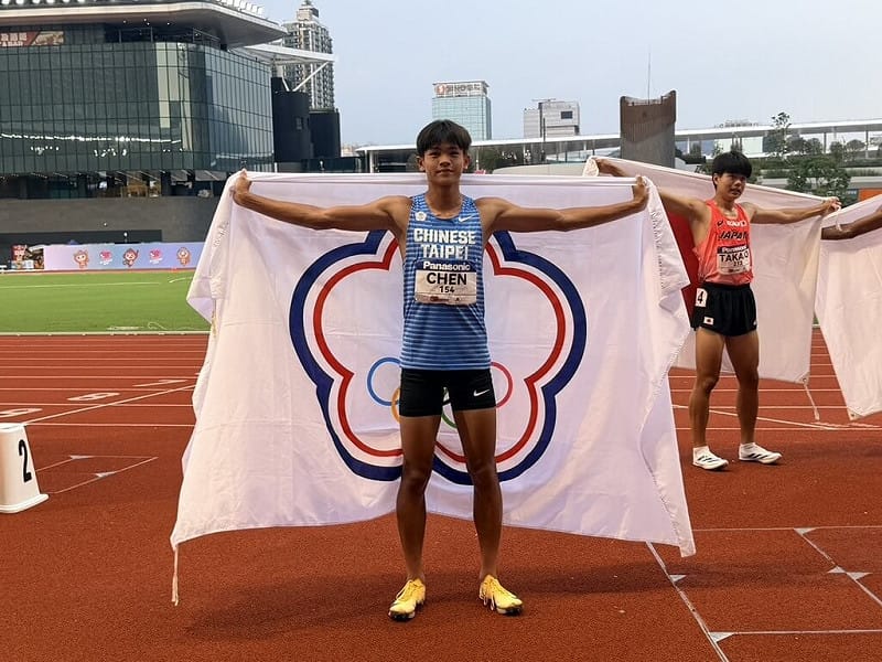 亞洲U20田徑錦標賽在香港舉行，台灣小將陳逸軒（中）29日在男子110公尺跨欄決賽以13秒46摘下銅牌。（中華民國田徑協會提供）中央社記者黎建忠傳真　115年5月29日&nbsp;&nbsp;&nbsp;