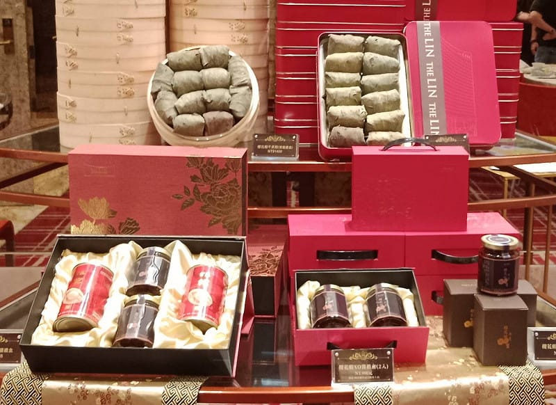 高雄林皇宮主打的櫻花蝦干貝荷葉粽與兩款XO醬禮盒及雙味臘腸禮盒。&nbsp;&nbsp;&nbsp;圖：孫家銘攝
