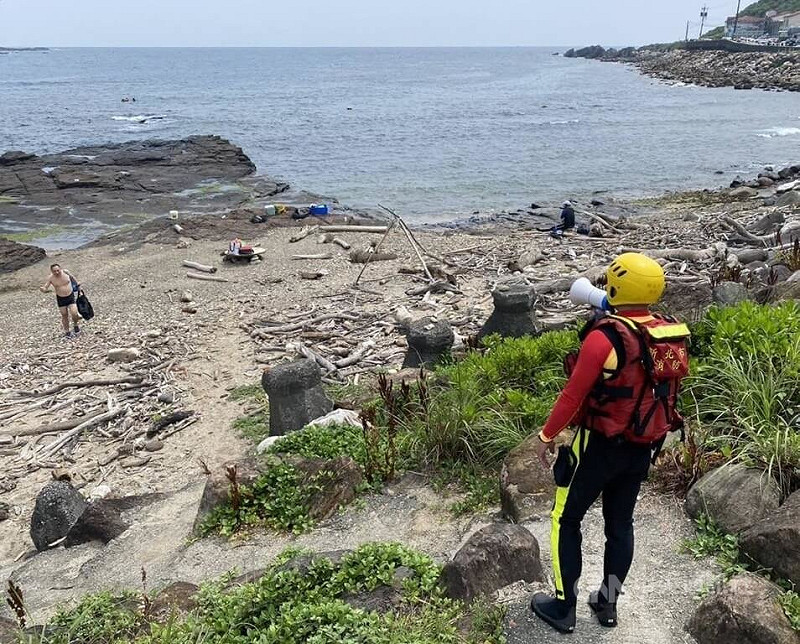 新北消防局表示，30日上午貢寮區龍洞街周邊海域，一潛水教練疑似自由潛水發生意外，由海巡人員救上岸，男性患者已OHCA（到院前無呼吸心跳），送瑞芳礦工醫院急救仍不治。（翻攝畫面）中央社記者黃旭昇傳真  115年5月30日&nbsp;&nbsp;&nbsp;