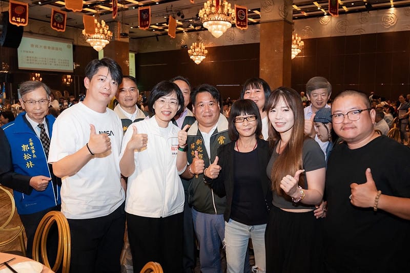  許多屏東鄉親爭相和蘇巧慧合影，更高喊「市長好」！ 圖：蘇巧慧競選辦公室提供 