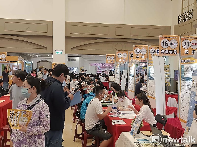 「求職應援季」首日即吸引逾800名求職者參與，初步媒合率破6成，成功協助社會新鮮人與轉職市民開創職涯新局！&nbsp;&nbsp;&nbsp;圖：唐復年/攝