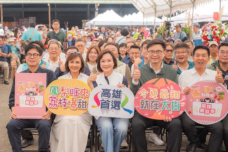 賴瑞隆(前排右二)與柯志恩(前排中)兩人在活動中被安排並肩而坐。&nbsp;&nbsp;&nbsp;圖：柯志恩辦公室/提供