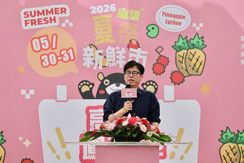 陳其邁出席「高雄鳳荔季」，並當場出題對賴瑞隆與柯志恩進行農業知識「隨堂考」。&nbsp;&nbsp;&nbsp;圖：高雄市政府/提供