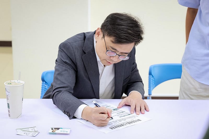 賴瑞隆成為首位簽署「2026縣市首長交通改善承諾白皮書」的2026縣市長候選人。 圖:下一代人本交通促進會 提供 賴瑞隆成為首位簽署「2026縣市首長交通改善承諾白皮書」的2026縣市長候選人。 圖:下一代人本交通促進會 提供