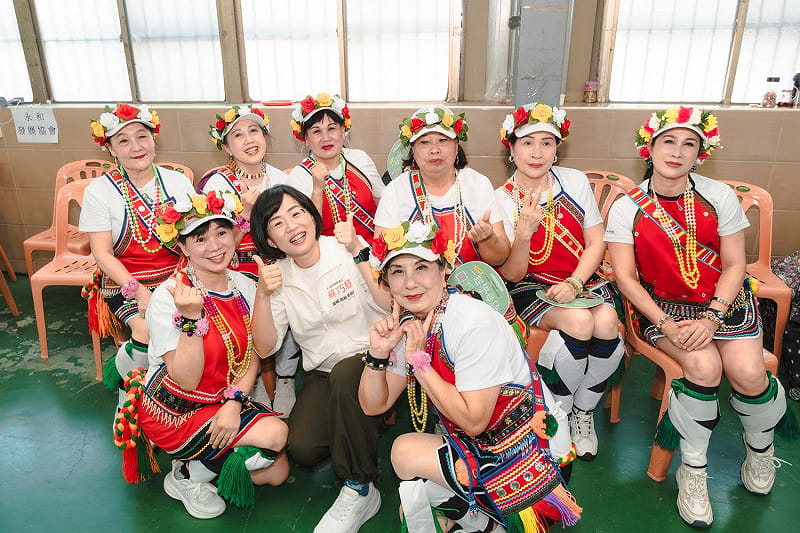 蘇巧慧致詞時,以阿美族語「Nga'ay ho!Ci Nikar 蘇巧慧 kako 。」向眾人自我介紹也問好。 圖:蘇巧慧競選辦公室提供 蘇巧慧致詞時,以阿美族語「Nga'ay ho!Ci Nikar 蘇巧慧 kako 。」向眾人自我介紹也問好。 圖:蘇巧慧競選辦公室提供