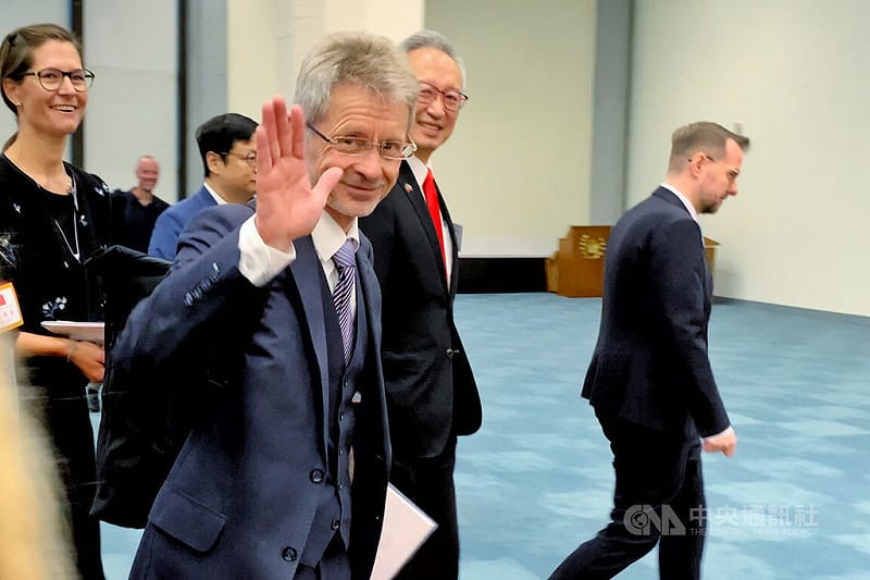 捷克參議院議長維特齊1日率代表團搭機抵台，在桃園國際機場向媒體親切揮手致意。 中央社記者吳睿騏桃園機場攝　115年6月1日&nbsp;&nbsp;&nbsp;圖：中央社提供