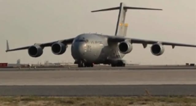 一架美軍運輸機停放在科威特空軍基地的機場。&nbsp;&nbsp;&nbsp;圖 : 翻攝自央視新聞