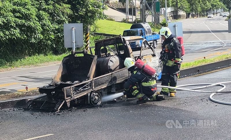 一輛載有怪手挖斗及油桶的小貨車1日上午行經苗栗市長春化工廠附近，車輛突然起火燃燒，消防隊獲報趕抵現場，所幸油桶內僅殘留些許柴油，火勢迅速被撲滅，未有人員傷亡。中央社記者管瑞平攝　115年6月1日&nbsp;&nbsp;&nbsp;