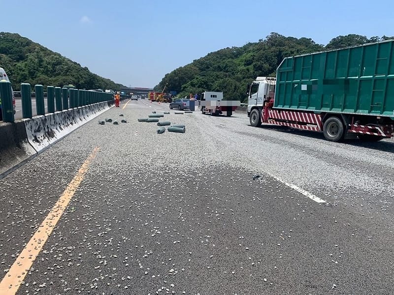 1輛砂石車1日上午疑前輪爆胎失控，於國道3號北向161.4公里自撞內側護欄，載運的砂石遍布路面。（警方提供）中央社記者趙麗妍傳真　115年6月1日&nbsp;&nbsp;&nbsp;