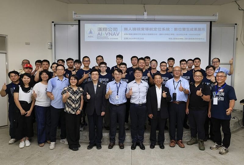 漢翔發表「AIxVNAV無人機視覺導航定位系統」，於嘉義亞創中心，以實機飛行展示最新科技成果。現場有國防大學理工學院副院長率三軍薦派模式模擬訓練班隊學官、台北市立大學代表，以及漢翔合作夥伴美國Vantor公司到場見證。（漢翔提供）中央社記者江明晏傳真　115年6月1日&nbsp;&nbsp;&nbsp;