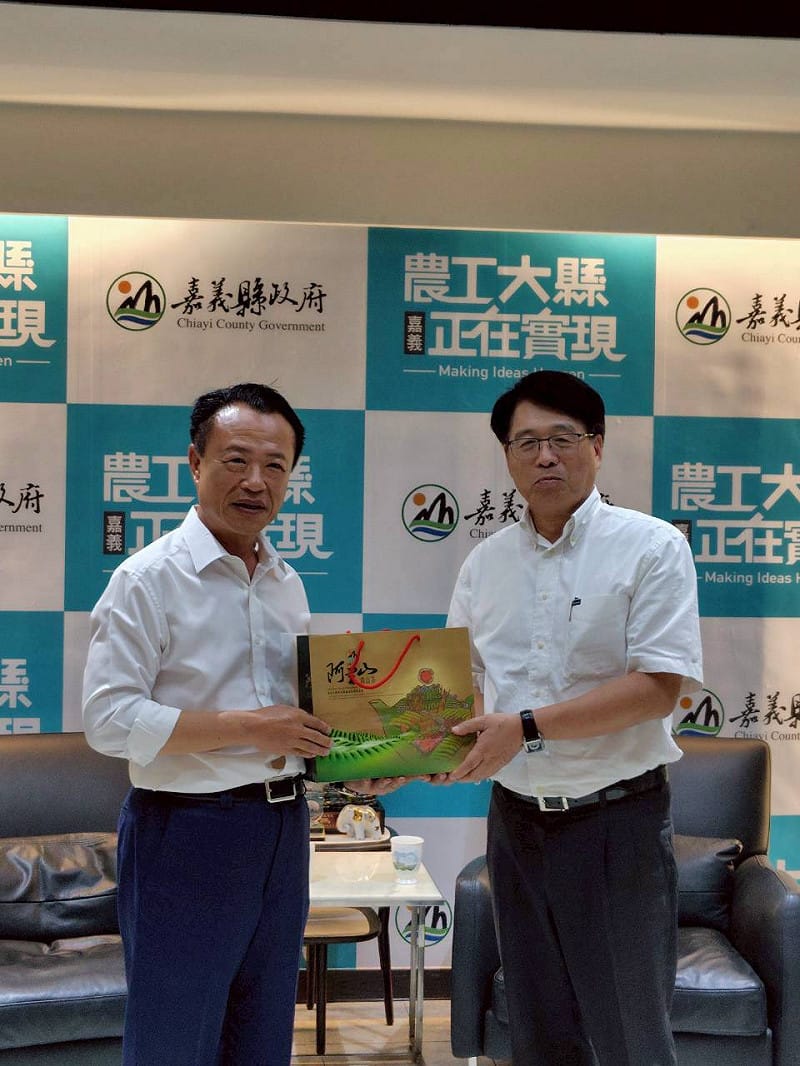 中選會主委游盈隆至嘉義縣政府拜會縣長翁章梁，感謝縣府在投開票所設置、工作人員招募及選務經費籌編等各項工作的支持與協助。&nbsp;&nbsp;&nbsp;圖：中選會提供
