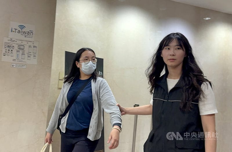 檢警獲報，台北市某生殖中心診所疑似有攝影設備拆除後留下的孔洞痕跡。台北地檢署1日指揮警方搜索，並通知診所林姓現場經理（左）到案說明。中央社記者謝君臨攝　115年6月1日&nbsp;&nbsp;&nbsp;