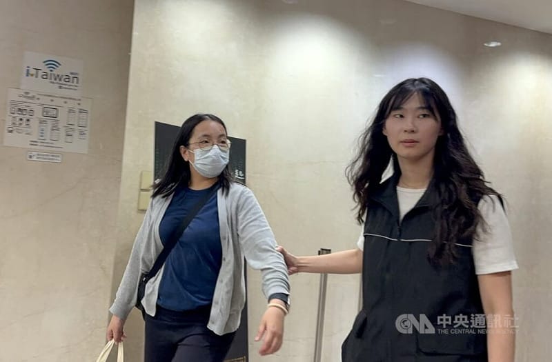 檢警獲報，台北市送子鳥生殖中心診所疑似有攝影設備拆除後留下的孔洞痕跡。台北地檢署1日指揮警方搜索，並通知診所林姓現場經理（左）到案說明。中央社記者謝君臨攝　115年6月1日&nbsp;&nbsp;&nbsp;