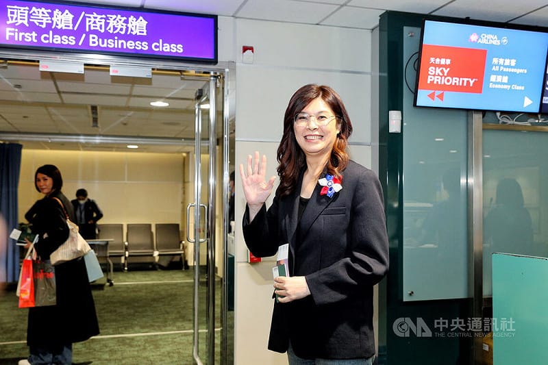 國民黨主席鄭麗文1日晚間搭乘深夜的華航班機率團訪美，並使用環宇商務中心通關，直到所有旅客都登機後，她才與成員登機，面對守候媒體，鄭麗文僅揮手致意未發表談話。中央社記者吳睿騏桃園機場攝　115年6月2日&nbsp;&nbsp;&nbsp;圖：中央社提供