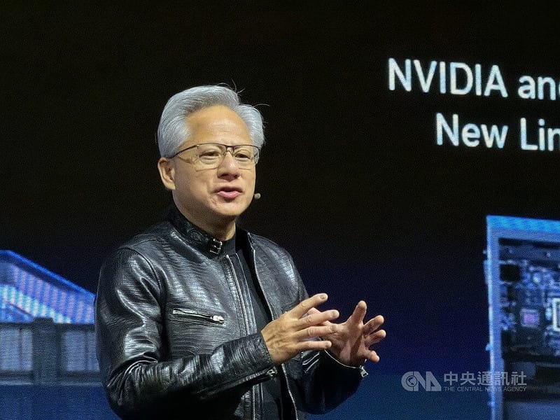 輝達（NVIDIA）執行長黃仁勳2日出席GTC Taipei全球媒體問答表示，投資台灣最直接的方式就是「花錢」，輝達如今是台灣生態系「最大的買家」。中央社記者吳家豪攝 115年6月2日&nbsp;&nbsp;&nbsp;