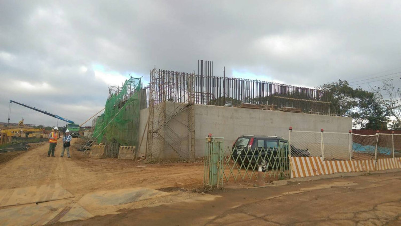 外埔園區聯外道路工程是市府花博重大工程，全長約1.1公里，完工後不只可以紓解花博期間人車潮，還可銜接建設局辦理「國道4號神岡系統交流道跨越大甲溪月眉西側南向聯絡道工程」。   