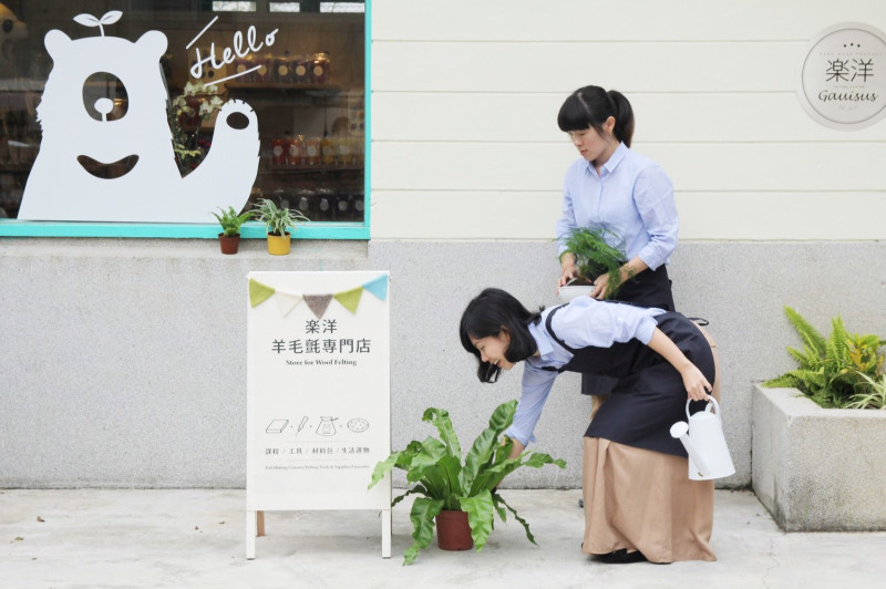 獲第三名的「樂洋羊毛氈專賣店」店主林郁青，克服了傳統羊毛氈易變形及不易量產的缺點，改以毛氈布為主要素材，設計出自我品牌的系列毛氈袋包等商品，希望能將羊毛氈設計融入生活之中。   圖 : 台中市政府/提供