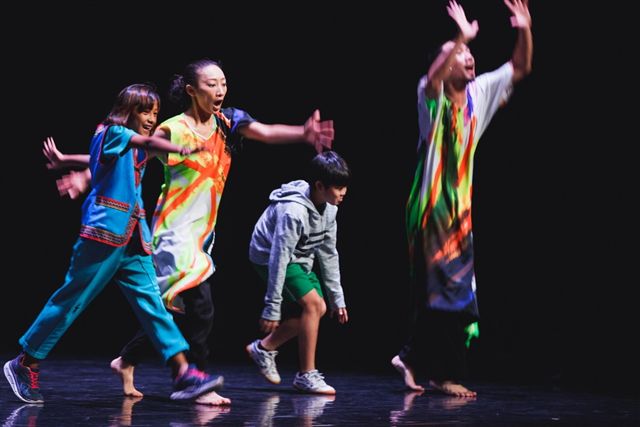 雲門2今年特別為1萬2千名國中小學生編排《十三聲》選粹，透過各種生活中情緒變化的肢體與聲音，經由舞者解說示範，讓學生深刻感受編舞家創作時各種舞蹈元素的來源。   圖：高雄市文化局提供