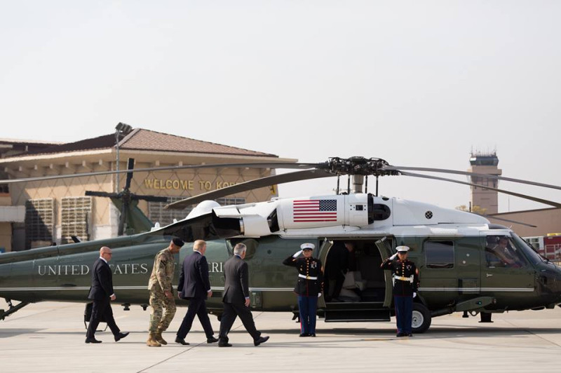 美國總統川普（左三）搭機前往韓國訪問，白宮證實因天候不佳，未能前往參訪兩韓非軍事區。
   圖：翻攝白宮臉書