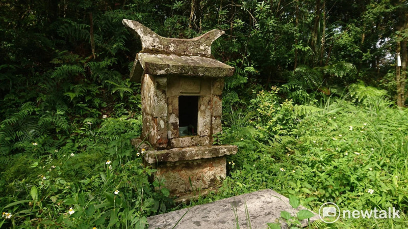 這是在石碇山區裡的百年石造小土地公廟，看得出是石板塊就地取材的作品。   圖：劉憲宗／提供