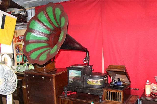 巨無霸油畫留聲機
年代:1920 
說明：英國製主機 喇叭造型及油畫為其特色 兼具聽、視覺享受。   圖 : 林本博/提供