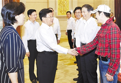 中國公安部長趙克志(左3)，本(11)月4日新上任，隨即宣示進一步打擊金融犯罪。   圖：翻攝自新華網