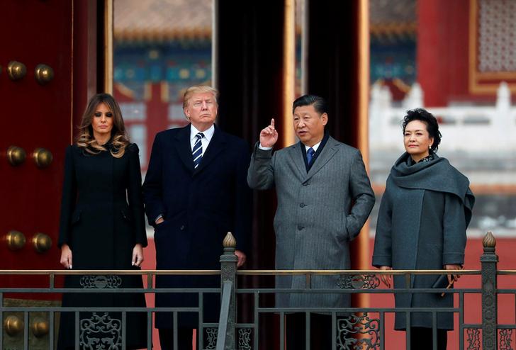 中國國家主席習近平(右2)和彭麗媛(右1)夫婦，在北京紫禁城歡迎來訪的美國總統川普(左2)和梅蘭妮亞(左1)夫婦。   圖：達志影像/路透社