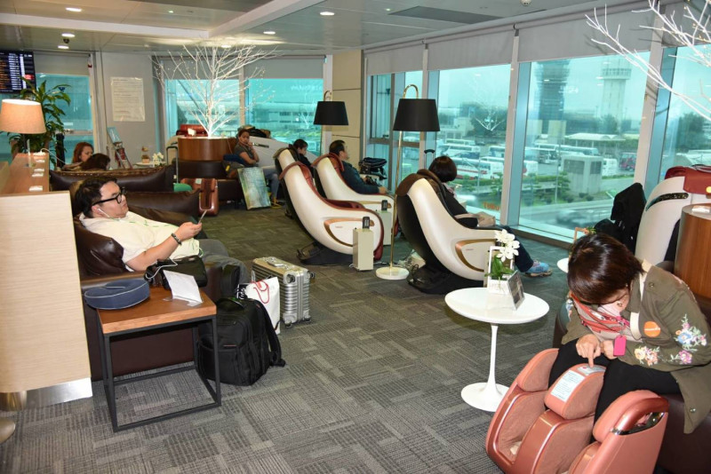 第二航廈C區最新的紓壓休憩區，讓旅客在此放鬆享受按摩椅，經常座無虛席。   圖 : 桃園機場/提供
