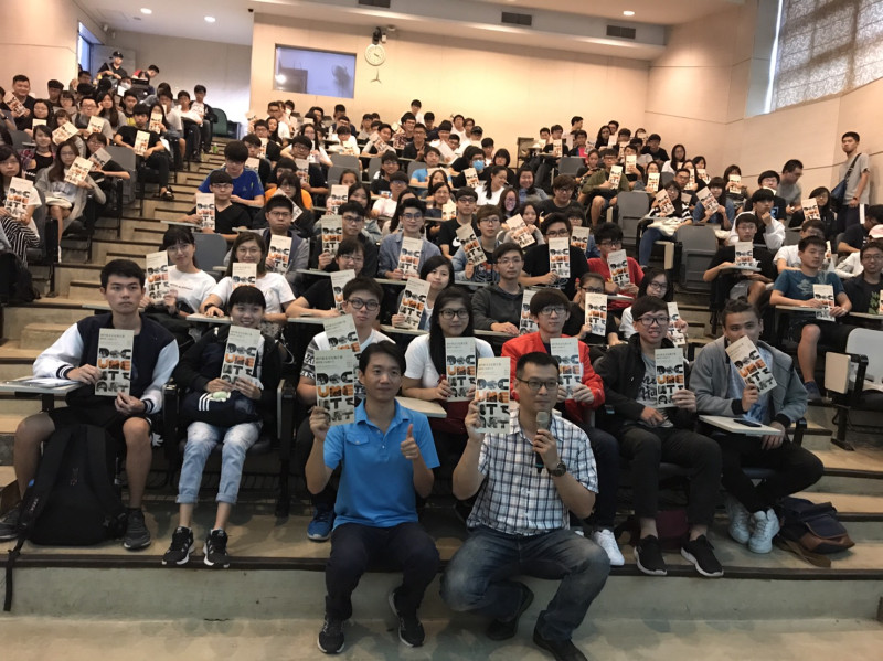 《遷移啟事》紀錄片記錄台中當地建國市場的遷移故事，逢甲大學學生們充滿高度興趣並熱烈回應。   圖：新北市新聞局/提供