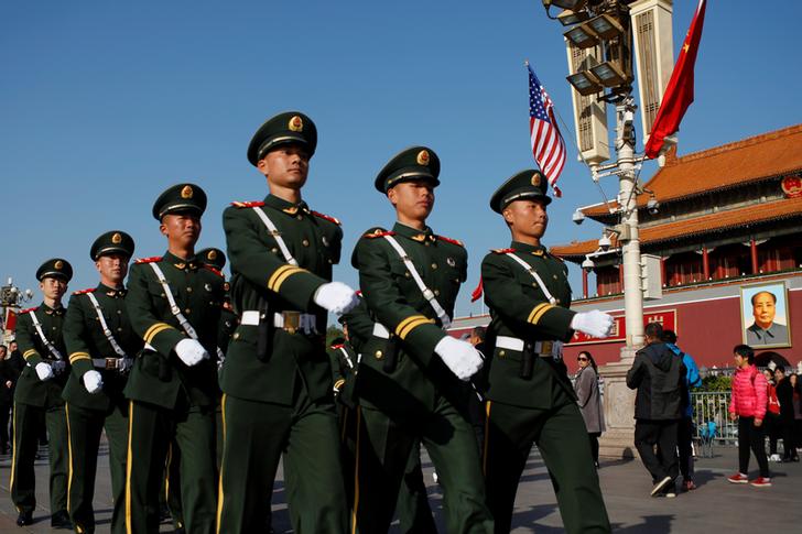 為了迎接美國總統川普來訪，北京天安門廣場戒備森嚴，大批武警、公安在場巡邏，確保維安。   圖：達志影像/路透社