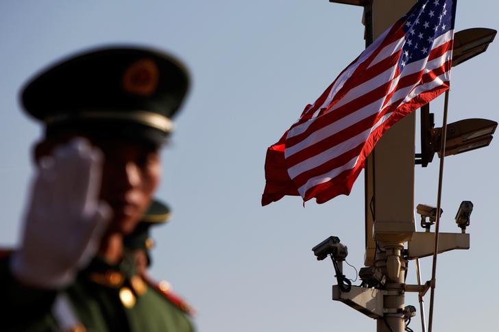 美國和中國國旗在監視器上方迎風搖曳，武警則揮手勸阻媒體記者趨前拍照。   圖：達志影像/路透社