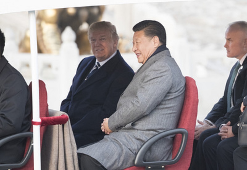 美國總統川普今（8）日在北京展開國是訪問，雙方企業在人民大會堂簽定總值90億美元（約新台幣2734億元）的19項合約。圖為習近平和川普共同乘坐電動車。   圖：翻攝中新社