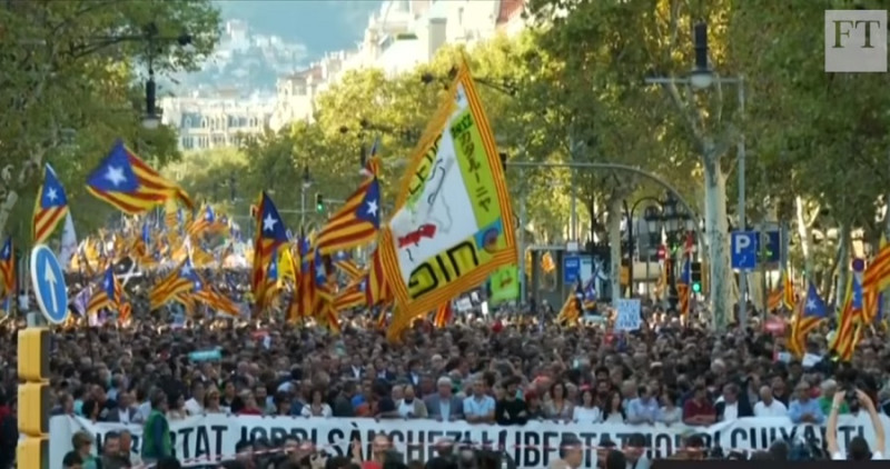 加泰隆尼亞2017年宣告獨立後，西班牙政府直接接管這個自治區。   圖：翻攝Youtube