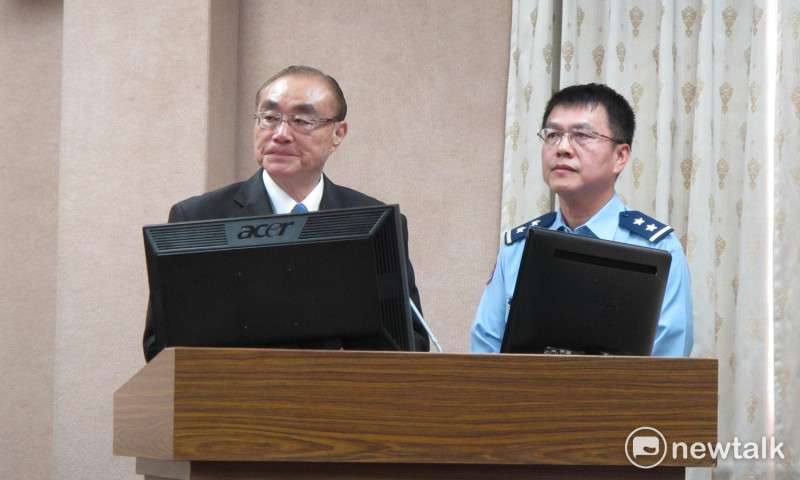 國防部長馮世寬（左）9日在立法院備詢怒斥飛官投共說。   圖：林朝億/攝