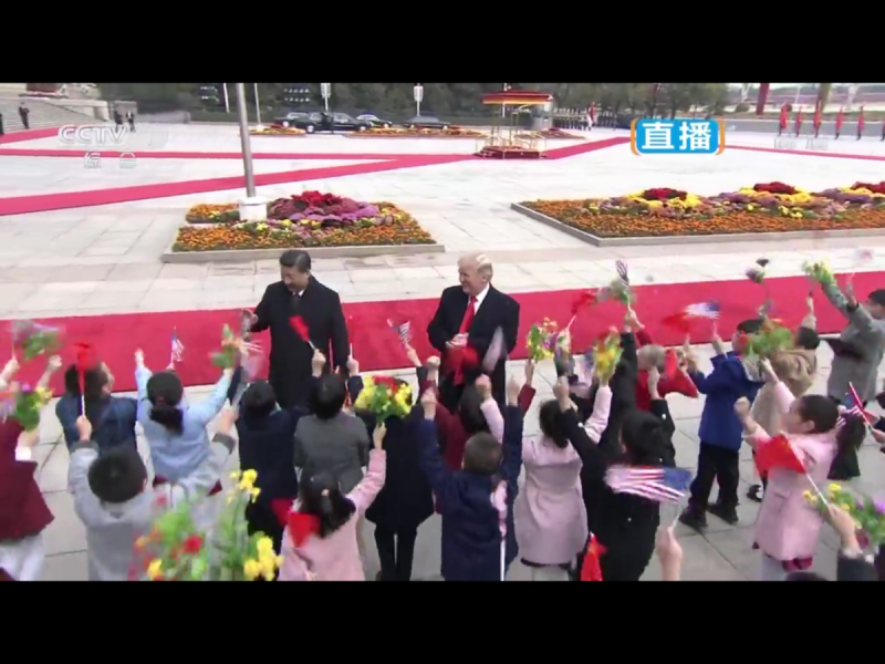 中國政府還安排了一群小朋友，手持兩國小國旗列隊歡迎川普。川普邊走邊鼓掌，笑得滿開心，習近平也微笑揮手。   圖：翻攝自央視直播畫面
