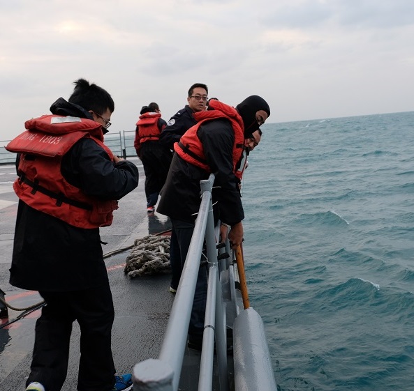 海軍官兵執行海面搜索作業。   圖片來源：國防部提供