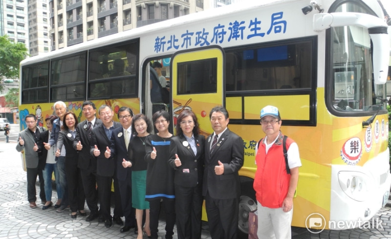 為預防及治療失智症，提升失智症認知與友善，新北市衛生局將過去在偏鄉走透透的復健巡迴車變身，打造全為國首輛「樂活健腦巴士」。   圖：王峻昌/攝