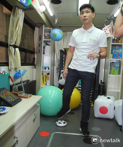 新北「樂活健腦巴士」裡有職能治療師，配備許多老幼共學的認知玩具及桌遊。   圖：王峻昌/攝