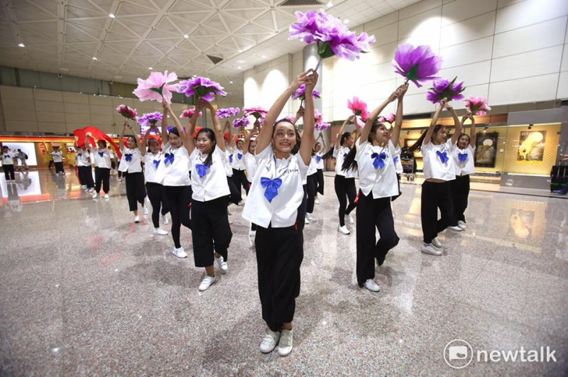 嘉義東吳高職的表演藝術科參加2017臺中國際踩舞祭，於會前勤練舞，並於10月28日在桃園機場的迎賓廳快閃勁舞，宣傳2017臺中國際踩舞祭   圖:台中市觀旅局提供