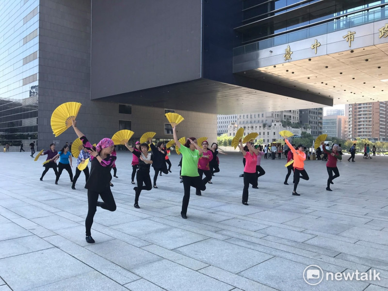 台中媽媽團-魏瑞蓉舞團參加2017臺中國際踩舞祭，會前團練-愛在每個角落   圖:台中市觀旅局提供