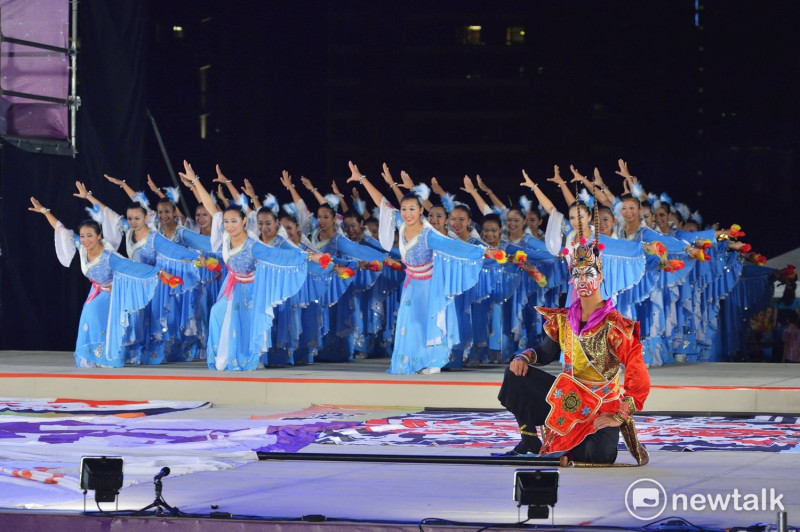 台南應用科技大學參加2016台中國際踩舞祭【歡慶傳響 武將巡】傳統的八家將陣頭，搭配藍白服裝的女舞者們拿著彩帶跳躍舞動全場，令人為之驚艷！   圖:台中市觀旅局提供