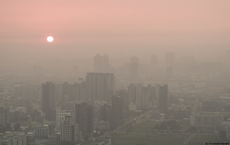 南部空氣品質近日經常達到紅害等級。   圖：Flickr提供君勇 林開放權限