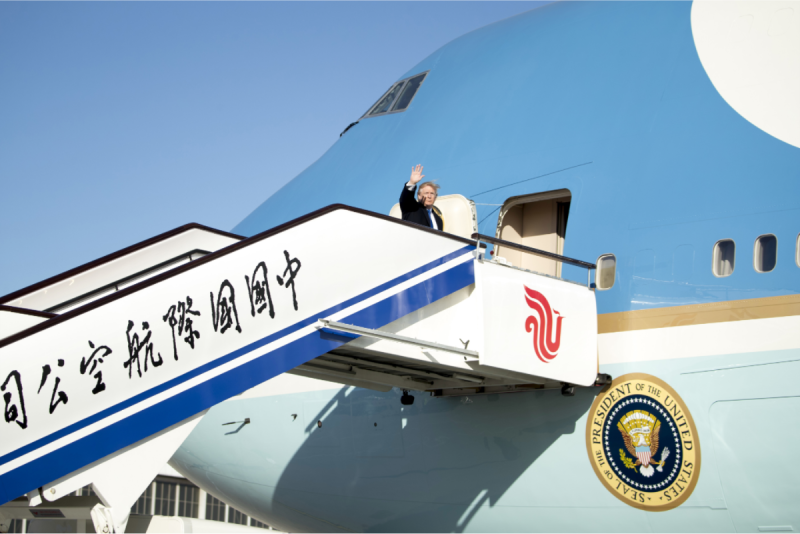 川普上午搭乘空軍一號離開北京，轉往越南出席APEC年會。   圖：達志影像/美聯社