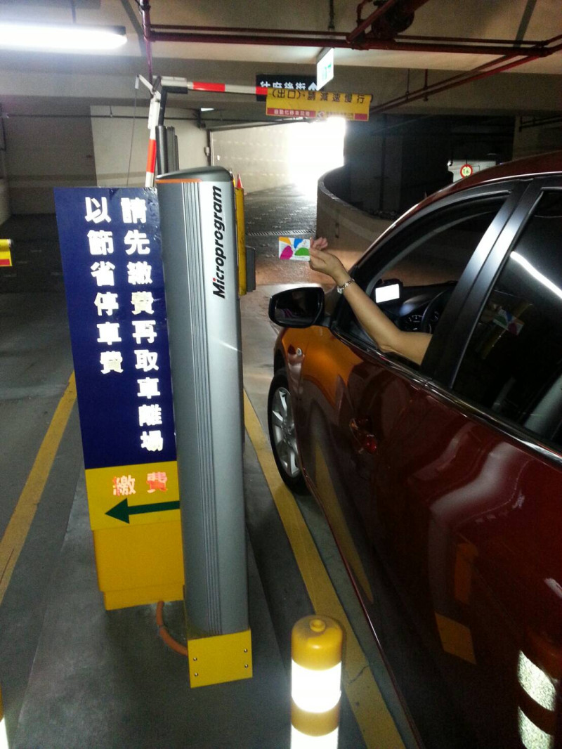 有了電子票證系統，民眾一卡走透透，免除攜帶零錢與遺失停車票卡的麻煩，並提升進出場安全與速度。   圖：台中市政府/提供