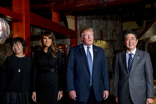 11月5日，川普總統伉儷及日本首相安倍伉儷在東京的鐵板燒餐廳「銀座Ukai-Tei」共進晚餐。   圖：達志影像／美聯社