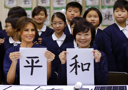 梅拉尼婭（左）在日本首相夫人安倍昭惠（右）一同寫書法，「和平」兩字。   圖：達志影像／美聯社