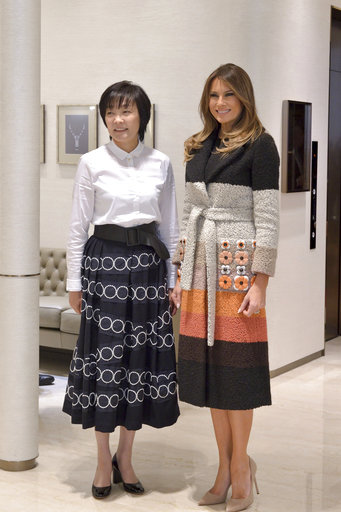 梅拉尼婭（左）在日本首相夫人安倍昭惠（右）合影。   圖：達志影像／美聯社