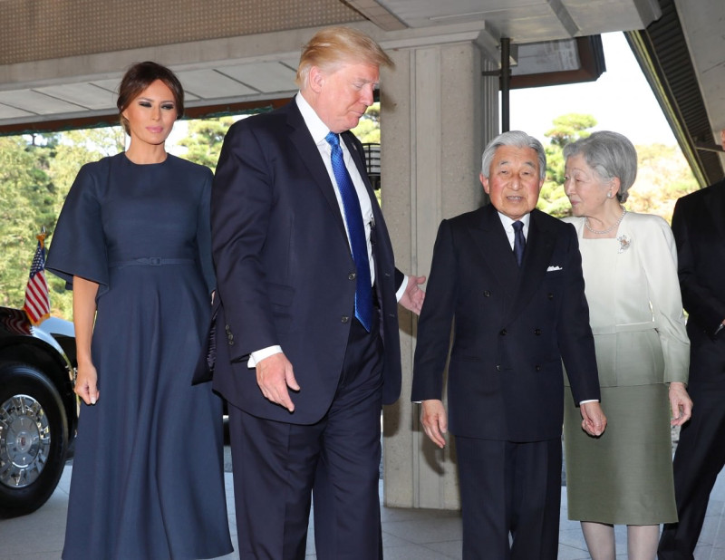 美國總統川普偕同夫人梅拉尼婭11月6日與日皇明仁及皇后美智子會面。梅拉尼婭（左）一襲Dior深藍色闊袖中長裙，加上少見地將長髮挽起來，塑造莊重感。   圖：達志影像／路透社